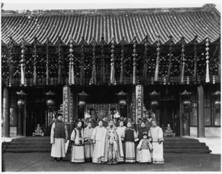 La Emperatriz Viuda Cixi con asistentes frente a Paiyunmen, Palacio de Verano, Beijing, c.1905